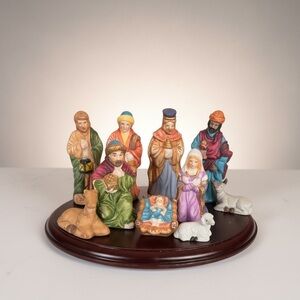 Vintage Crown Accents 11 Pc Nativity Set w Wood Base